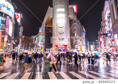 《東京都》雨の東京・渋谷スクランブル交差点 86989324