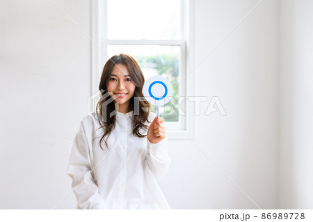 プレートを掲げる 86989728