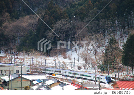 雪の笹子を駆け抜けるE353系 86989739
