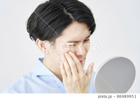 鏡を見る男性 肌チェック 鏡を見る男性 肌チェック 86989951