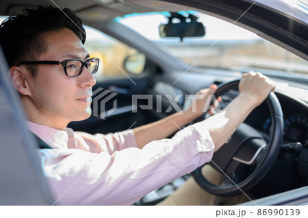 運転中に外を確認する男性の横顔 運転中に外を確認する男性の横顔 86990139