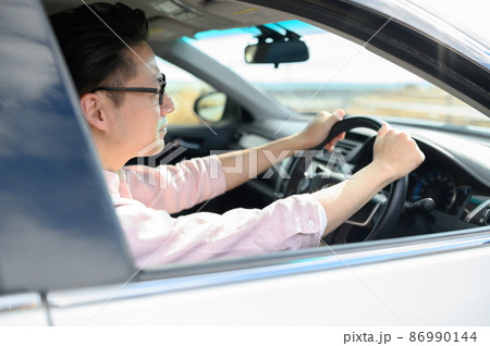 運転する男性の横顔 86990144