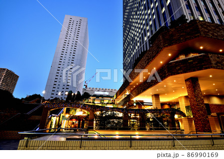 池袋　サンシャインシティ周辺のビル街の夜景 86990169