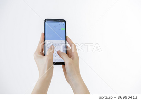 スマホのメッセージアプリを使っている手元 86990413