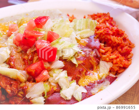 米ニューメキシコ州タオスのメキシコ料理店で出されたエンチラーダス 86991655