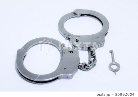 銀色の手錠と鍵・逮捕イメージ 86992004