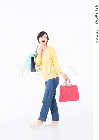 買い物をする若い女性 買い物をする若い女性 86993436