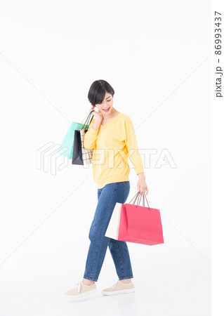 買い物をする若い女性 86993437