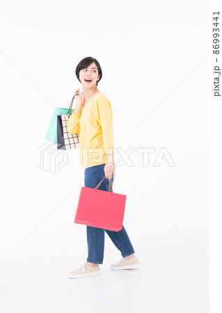 買い物をする若い女性 86993441