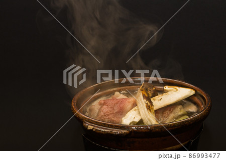 湯気が立つ料亭の松茸鍋 湯気が立つ料亭の松茸鍋 86993477
