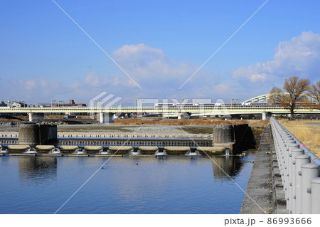 2月 狛江130小田急線ロマンスカーと多摩川宿河原堰堤 2月 狛江130小田急線ロマンスカーと多摩川宿河原堰堤 86993666