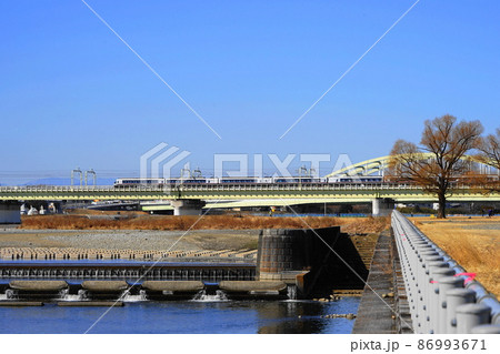 2月　狛江134小田急線ロマンスカーと多摩川宿河原堰堤 86993671