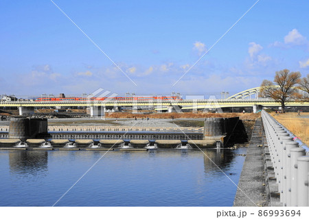 2月　狛江98小田急線ロマンスカーはこねと多摩川宿河原堰堤 86993694