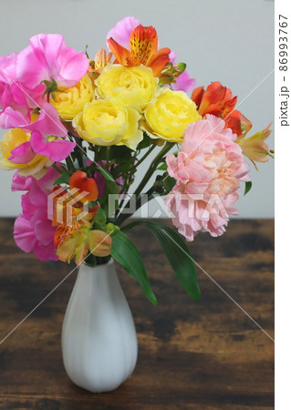 花束を花瓶にさしたイメージ 花束を花瓶にさしたイメージ 86993767