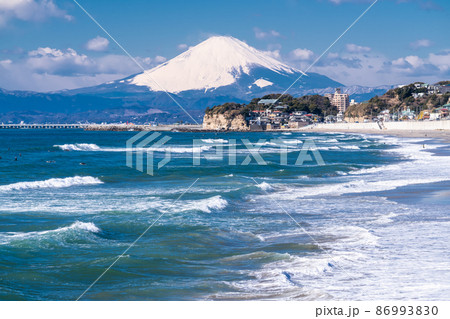 《神奈川県》湘南の海・富士山をのぞむ 86993830