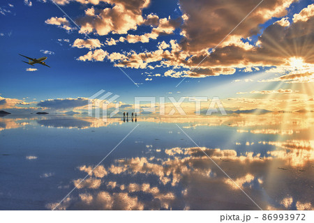 ミラーレイク・ウユニ塩湖の美しい夕景 ミラーレイク・ウユニ塩湖の美しい夕景 86993972