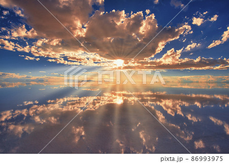 ミラーレイク・ウユニ塩湖の美しい夕景 86993975