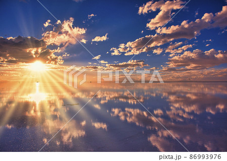 ミラーレイク・ウユニ塩湖の美しい夕景 86993976