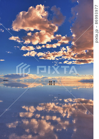 ミラーレイク・ウユニ塩湖の美しい夕景 86993977