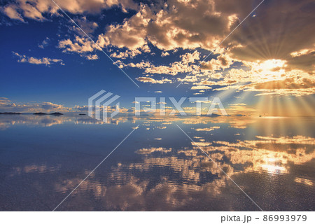 ミラーレイク・ウユニ塩湖の美しい夕景 86993979