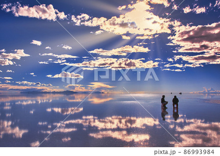 ミラーレイク・ウユニ塩湖の美しい夕景 86993984