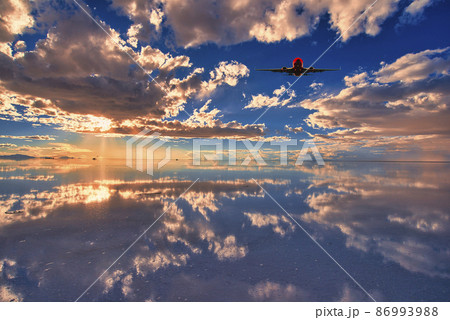 ミラーレイク・ウユニ塩湖の美しい夕景 86993988