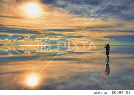 ミラーレイク・ウユニ塩湖の美しい夕景 86994408