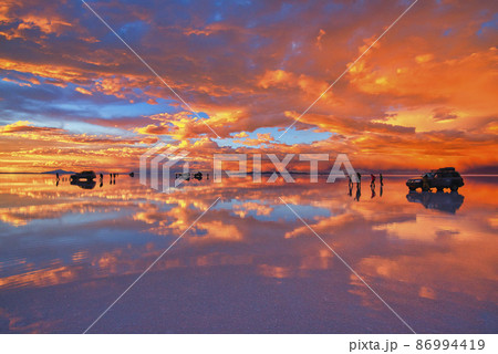 ミラーレイク・ウユニ塩湖の美しい夕景 ミラーレイク・ウユニ塩湖の美しい夕景 86994419