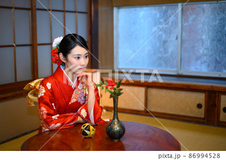 和室で座っている20代の着物の女性 和室で座っている20代の着物の女性 86994528