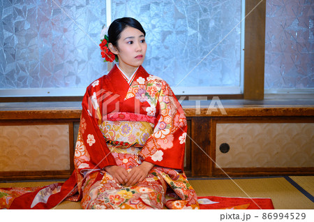 和室で座っている20代の着物の女性 86994529