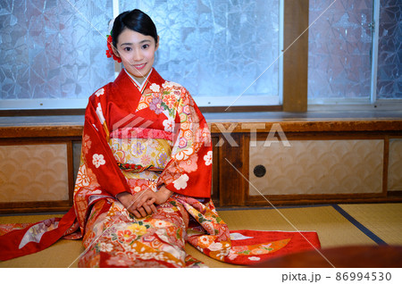 和室で座っている20代の着物の女性 和室で座っている20代の着物の女性 86994530