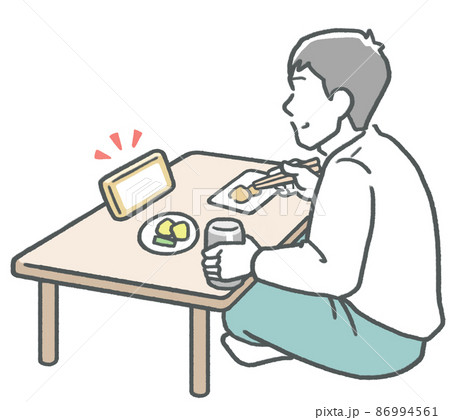 スマホで動画配信を見ながら、1人でご飯を食べる若い男性 86994561