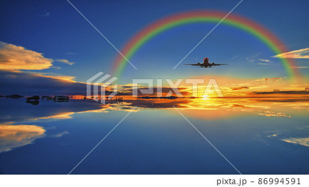 ミラーレイク・ウユニ塩湖の美しいサンセット ミラーレイク・ウユニ塩湖の美しいサンセット 86994591