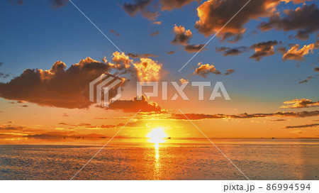 ミラーレイク・ウユニ塩湖の美しいサンセット 86994594