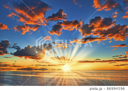 ミラーレイク・ウユニ塩湖の美しいサンセット ミラーレイク・ウユニ塩湖の美しいサンセット 86994596