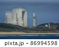 機体移動中のH-2Aロケット 86994598