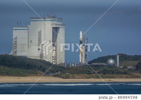 機体移動中のH-2Aロケット 86994598