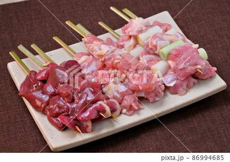 注意）未加熱、調理前の生肉状態の「焼き鳥」「焼鳥」「「ヤキトリ」「やきとり」食材イメージ。 86994685