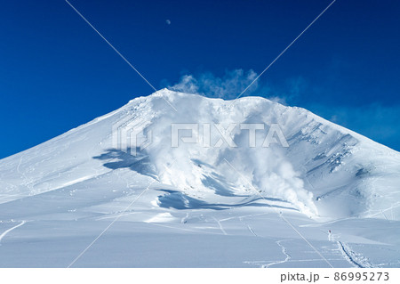 北海道　冬の大雪山旭岳の風景 86995273
