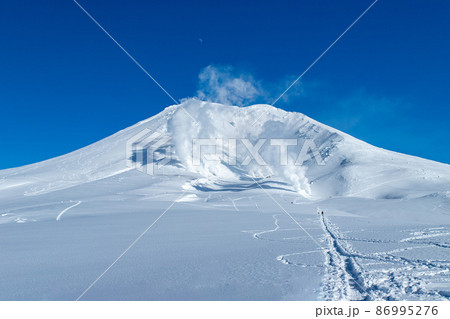 北海道　冬の大雪山旭岳の風景 86995276