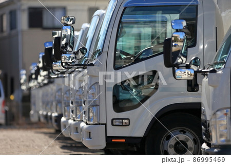 並んだトラック　イメージ 86995469