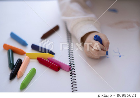 絵を描く子供の手 86995621