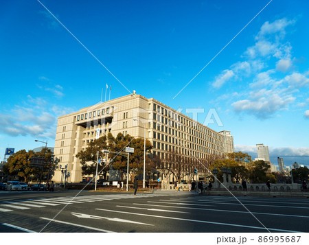 大阪中之島 夕暮れの大阪市役所と御堂筋 86995687