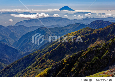 南アルプス・白峰三山縦走路から見る富士山 南アルプス・白峰三山縦走路から見る富士山 86995736