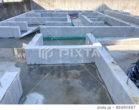 戸建て住宅の基礎工事現場 86995897