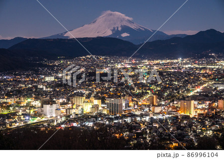 《神奈川県》富士山と秦野市の街並み・弘法山公園 86996104