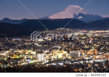 《神奈川県》富士山と秦野市の街並み・弘法山公園 《神奈川県》富士山と秦野市の街並み・弘法山公園 86996105