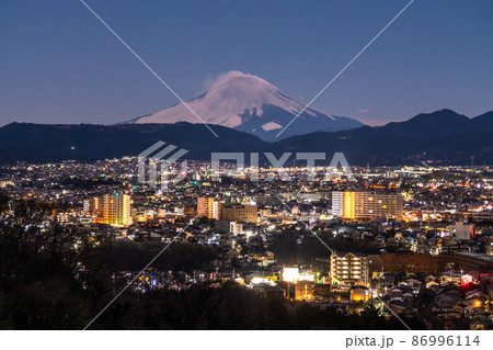 《神奈川県》富士山と秦野市の街並み・弘法山公園 86996114