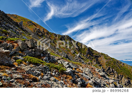 秋色の南アルプス・白峰三山縦走路と秋雲 86996268