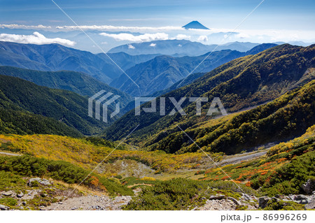 南アルプス・北岳山頂付近のダケカンバの黄葉と富士山の眺め 南アルプス・北岳山頂付近のダケカンバの黄葉と富士山の眺め 86996269